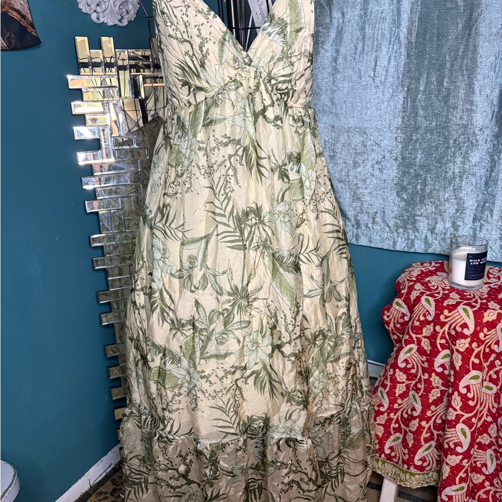 Cream and Green Sleeveless V-neck Resort Maxi Sundress